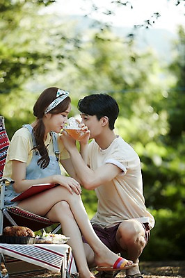 포토 JPG 주간 전신 커플 여자 남자 여행 맥주 사람 20대 야외 두명 옆모습 마주보기 치킨 캠핑 한국인 마시기 마주앉기 야외의자 야외테이블 성인만 영흥도 치맥 국내포토 자연요소 뷰포인트 섬 의자 관계 모션 탁자 레저 주류 앉기 동양인 청년 인천 닭고기요리 파일형식