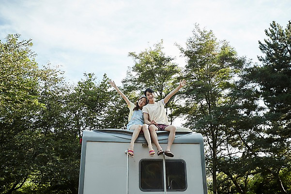 포토 JPG 주간 전신 나무 커플 여자 남자 여행 하늘 팔벌리기 지붕 사람 앉기 20대 야외 두명 앞모습 손잡기 캠핑 한국인 즐거움 캠핑카 성인만 영흥도 국내포토 자연요소 식물 감정 뷰포인트 섬 관계 모션 자동차 레저 동양인 청년 인천 파일형식