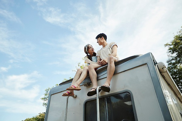포토 JPG 주간 전신 나무 구름 커플 여자 남자 여행 하늘 지붕 미소 사람 앉기 20대 야외 두명 앞모습 옆모습 마주보기 손잡기 캠핑 한국인 캠핑카 성인만 영흥도 국내포토 자연요소 식물 뷰포인트 섬 관계 모션 자동차 레저 표정 동양인 청년 인천 파일형식