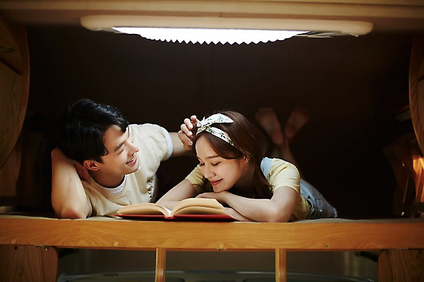 포토 JPG 커플 여자 남자 행복 엎드리기 실내 미소 사람 상반신 20대 두명 앞모습 옆모습 책 눈감음 다정 캠핑 만지기 한국인 등불 캠핑카 2층 성인만 영흥도 국내포토 감정 뷰포인트 섬 컨셉 관계 모션 자동차 레저 조명 표정 동양인 청년 내부 층 인천 파일형식