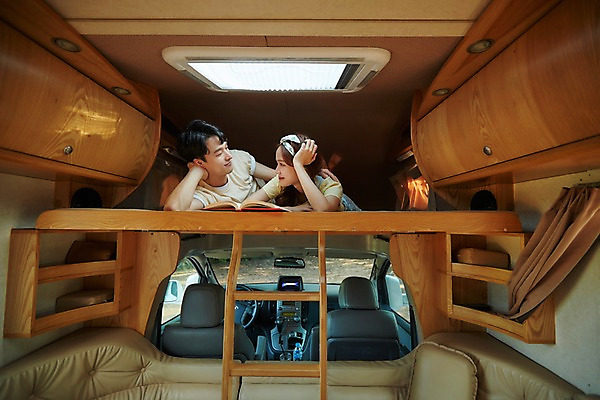 포토 JPG 주간 커플 여자 남자 행복 엎드리기 실내 사랑 사람 상반신 20대 두명 옆모습 책 소파 마주보기 계단 캠핑 한국인 등불 캠핑카 운전석 2층 성인만 영흥도 국내포토 자연요소 감정 뷰포인트 섬 의자 관계 모션 자동차 레저 조명 동양인 청년 내부 층 인천 파일형식