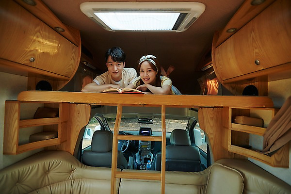 포토 JPG 주간 커플 여자 남자 행복 엎드리기 실내 미소 사람 상반신 20대 두명 앞모습 책 소파 독서 계단 다정 캠핑 한국인 등불 캠핑카 운전석 2층 성인만 영흥도 국내포토 자연요소 감정 뷰포인트 섬 컨셉 의자 관계 모션 자동차 레저 조명 표정 동양인 청년 내부 층 인천 파일형식