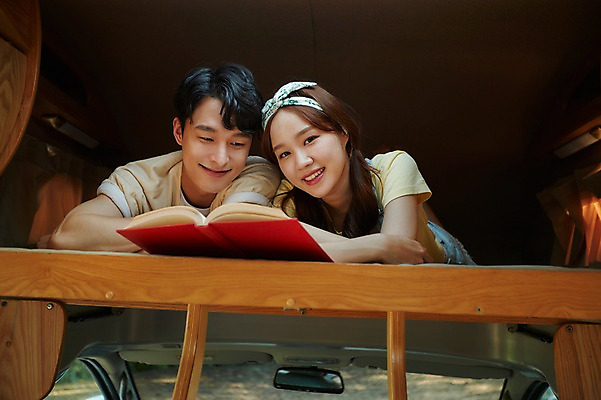 포토 JPG 주간 커플 여자 남자 행복 엎드리기 실내 미소 사람 상반신 20대 두명 앞모습 책 독서 다정 캠핑 한국인 캠핑카 2층 성인만 영흥도 국내포토 자연요소 감정 뷰포인트 섬 컨셉 관계 모션 자동차 레저 표정 동양인 청년 내부 층 인천 파일형식