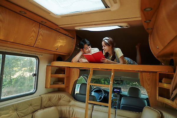 포토 JPG 주간 커플 여자 남자 행복 엎드리기 여행 실내 사람 상반신 20대 두명 앞모습 책 소파 독서 다정 캠핑 한국인 등불 캠핑카 운전석 2층 성인만 영흥도 국내포토 자연요소 감정 뷰포인트 섬 컨셉 의자 관계 모션 자동차 레저 조명 동양인 청년 내부 층 인천 파일형식