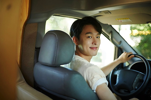 포토 JPG 주간 남자 실내 한명 미소 사람 앉기 상반신 20대 옆모습 캠핑 한국인 뒤돌아보기 캠핑카 운전석 성인남자한명만 영흥도 국내포토 자연요소 1 뷰포인트 섬 모션 자동차 레저 표정 동양인 청년 내부 인천 남자한명만 성인남자만 파일형식