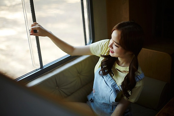 포토 JPG 주간 응시 여자 창문 실내 한명 미소 사람 앉기 상반신 20대 옆모습 소파 하이앵글 캠핑 한국인 캠핑카 성인여자한명만 영흥도 국내포토 자연요소 1 시선 뷰포인트 섬 의자 모션 자동차 레저 표정 동양인 청년 내부 인천 여자한명만 성인여자만 파일형식