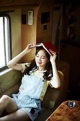 포토 JPG 주간 여자 휴식 실내 한명 미소 들기 사람 앉기 상반신 20대 앞모습 책 눈감음 캠핑 한국인 창가 캠핑카 성인여자한명만 영흥도 국내포토 자연요소 1 뷰포인트 섬 컨셉 창문 모션 자동차 레저 표정 동양인 청년 내부 인천 여자한명만 성인여자만 파일형식