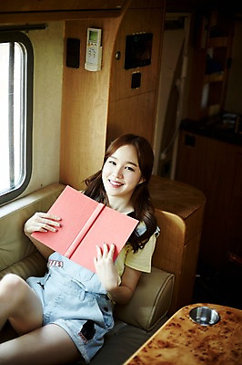 포토 JPG 주간 여자 휴식 실내 한명 미소 들기 사람 앉기 상반신 20대 앞모습 책 독서 캠핑 한국인 캠핑카 성인여자한명만 영흥도 국내포토 자연요소 1 뷰포인트 섬 컨셉 모션 자동차 레저 표정 동양인 청년 내부 인천 여자한명만 성인여자만 파일형식