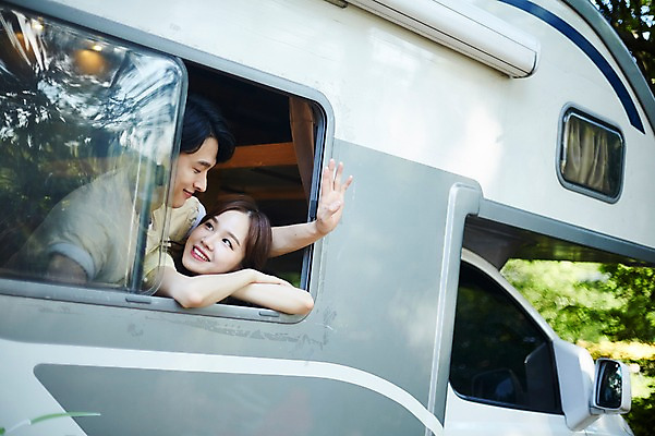 포토 JPG 주간 커플 응시 여자 남자 행복 창문 사랑 미소 사람 상반신 20대 야외 두명 옆모습 기댐 캠핑 한국인 캠핑카 성인만 영흥도 국내포토 자연요소 시선 감정 뷰포인트 섬 관계 모션 자동차 레저 표정 동양인 청년 인천 파일형식