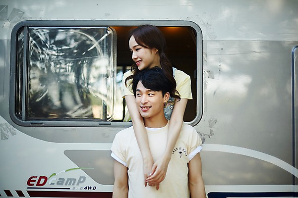 포토 JPG 주간 커플 여자 남자 행복 창문 사랑 서기 미소 사람 상반신 20대 야외 두명 앞모습 옆모습 캠핑 한국인 백허그 캠핑카 성인만 영흥도 국내포토 자연요소 감정 뷰포인트 섬 관계 모션 포옹 자동차 레저 표정 동양인 청년 인천 파일형식