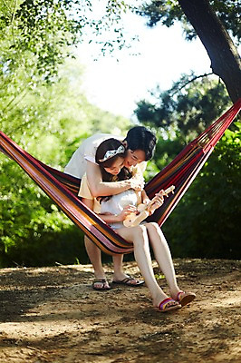 포토 JPG 주간 전신 커플 여자 남자 행복 연주 사랑 미소 사람 20대 야외 두명 앞모습 캠핑 한국인 우쿨렐레 백허그 해먹 성인만 영흥도 국내포토 자연요소 감정 음악 뷰포인트 섬 관계 포옹 현악기 레저 표정 동양인 청년 침대 인천 파일형식