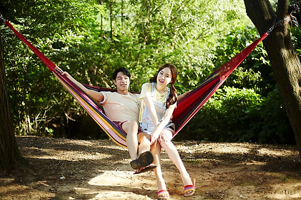 포토 JPG 주간 전신 커플 여자 남자 행복 휴식 사랑 미소 사람 앉기 20대 야외 두명 앞모습 캠핑 한국인 해먹 성인만 영흥도 국내포토 자연요소 감정 뷰포인트 섬 컨셉 관계 모션 레저 표정 동양인 청년 침대 인천 파일형식