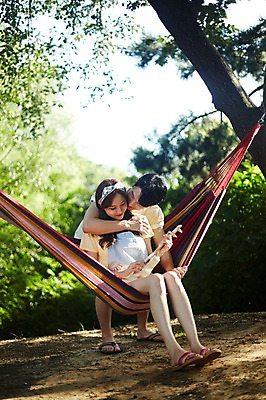 포토 JPG 주간 전신 커플 여자 남자 행복 연주 키스 사랑 사람 앉기 20대 야외 두명 앞모습 캠핑 한국인 우쿨렐레 백허그 해먹 성인만 영흥도 국내포토 자연요소 감정 음악 뷰포인트 섬 관계 모션 포옹 현악기 레저 동양인 청년 침대 애정표현 인천 파일형식