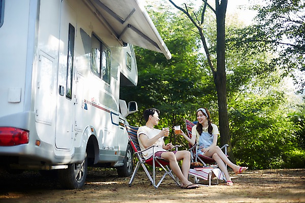 포토 JPG 주간 전신 나무 커플 여자 남자 행복 여행 맥주 미소 사람 앉기 20대 야외 두명 앞모습 옆모습 여름 마주보기 치킨 캠핑 한국인 그늘 캠핑카 야외의자 야외테이블 성인만 영흥도 치맥 국내포토 자연요소 식물 계절 감정 뷰포인트 섬 의자 관계 모션 자동차 탁자 레저 주류 표정 동양인 청년 인천 닭고기요리 파일형식