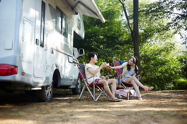 포토 JPG 주간 전신 나무 커플 여자 남자 행복 여행 맥주 미소 사람 앉기 20대 야외 두명 앞모습 옆모습 여름 흙 캠핑 한국인 캠핑카 야외의자 야외테이블 성인만 영흥도 국내포토 자연요소 식물 계절 감정 뷰포인트 섬 의자 관계 모션 자동차 탁자 레저 주류 표정 동양인 청년 인천 파일형식