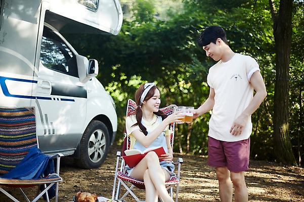 포토 JPG 주간 커플 여자 남자 행복 여행 맥주 서기 미소 사람 앉기 상반신 20대 야외 두명 옆모습 책 여름 캠핑 한국인 캠핑카 야외의자 야외테이블 성인만 영흥도 국내포토 자연요소 계절 감정 뷰포인트 섬 의자 관계 모션 자동차 탁자 레저 주류 표정 동양인 청년 인천 파일형식