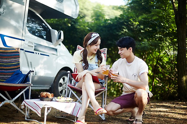 포토 JPG 주간 전신 나무 커플 여자 남자 행복 여행 맥주 미소 사람 앉기 20대 야외 두명 옆모습 여름 치킨 캠핑 한국인 캠핑카 야외의자 야외테이블 성인만 영흥도 치맥 국내포토 자연요소 식물 계절 감정 뷰포인트 섬 의자 관계 모션 자동차 탁자 레저 주류 표정 동양인 청년 인천 닭고기요리 파일형식