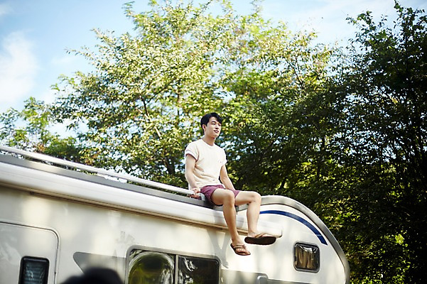 포토 JPG 주간 전신 나무 응시 남자 하늘 지붕 휴식 한명 사람 앉기 20대 야외 앞모습 여름 캠핑 한국인 캠핑카 성인남자한명만 영흥도 국내포토 자연요소 식물 1 시선 계절 뷰포인트 섬 컨셉 모션 자동차 레저 동양인 청년 인천 남자한명만 성인남자만 파일형식