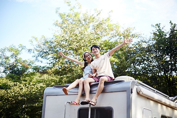 포토 JPG 주간 전신 나무 커플 여자 남자 행복 여행 하늘 팔벌리기 지붕 미소 사람 앉기 20대 야외 두명 앞모습 여름 손잡기 캠핑 한국인 즐거움 캠핑카 성인만 영흥도 국내포토 자연요소 식물 계절 감정 뷰포인트 섬 관계 모션 자동차 레저 표정 동양인 청년 인천 파일형식