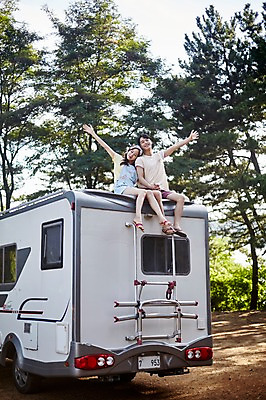 포토 JPG 주간 전신 나무 커플 여자 남자 행복 여행 팔벌리기 지붕 미소 사람 앉기 20대 야외 두명 앞모습 여름 손잡기 캠핑 한국인 캠핑카 성인만 영흥도 국내포토 자연요소 식물 계절 감정 뷰포인트 섬 관계 모션 자동차 레저 표정 동양인 청년 인천 파일형식