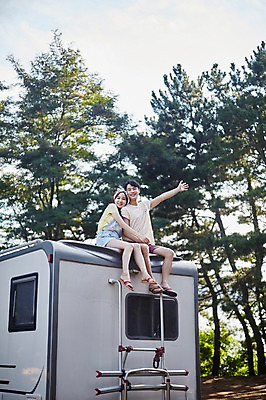 포토 JPG 주간 전신 나무 커플 여자 남자 행복 여행 팔벌리기 지붕 미소 사람 앉기 20대 야외 두명 앞모습 여름 기댐 캠핑 한국인 캠핑카 성인만 영흥도 국내포토 자연요소 식물 계절 감정 뷰포인트 섬 관계 모션 자동차 레저 표정 동양인 청년 인천 파일형식