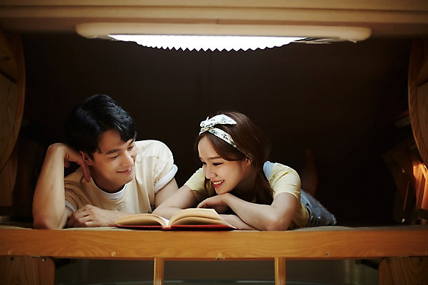 포토 JPG 주간 커플 여자 남자 행복 엎드리기 사랑 미소 사람 상반신 20대 야외 내부 두명 앞모습 책 여름 독서 캠핑 한국인 등불 캠핑카 성인만 영흥도 국내포토 자연요소 계절 감정 뷰포인트 섬 관계 모션 자동차 레저 조명 표정 동양인 청년 인천 파일형식