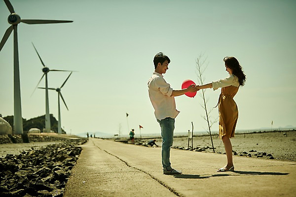 포토 JPG 주간 전신 여자 남자 행복 바다 하늘 사랑 서기 미소 사람 20대 야외 두명 옆모습 마주보기 손잡기 한국인 돌_바위 풍력에너지 풍선 갯벌 풍향계 성인만 영흥도 국내포토 자연요소 감정 뷰포인트 섬 모션 표정 동양인 청년 기계 그린에너지 인천 파일형식