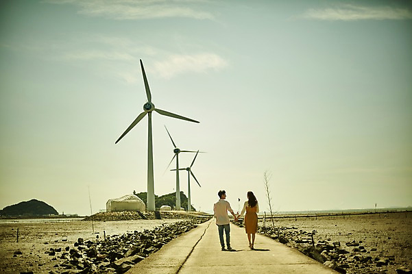 포토 JPG 주간 전신 구름 여자 남자 행복 바다 섬 하늘 사랑 사람 20대 야외 두명 뒷모습 걷기 손잡기 다정 한국인 돌_바위 풍력에너지 갯벌 풍향계 성인만 영흥도 국내포토 자연요소 감정 뷰포인트 컨셉 모션 동양인 청년 기계 그린에너지 인천 파일형식