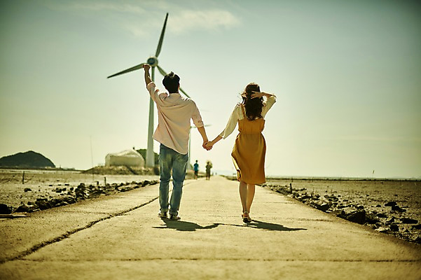 포토 JPG 주간 전신 구름 여자 남자 행복 바다 하늘 사랑 사람 20대 야외 두명 뒷모습 손들기 걷기 손잡기 다정 한국인 돌_바위 풍력에너지 갯벌 풍향계 성인만 영흥도 국내포토 자연요소 감정 뷰포인트 섬 컨셉 모션 동양인 청년 기계 그린에너지 인천 파일형식