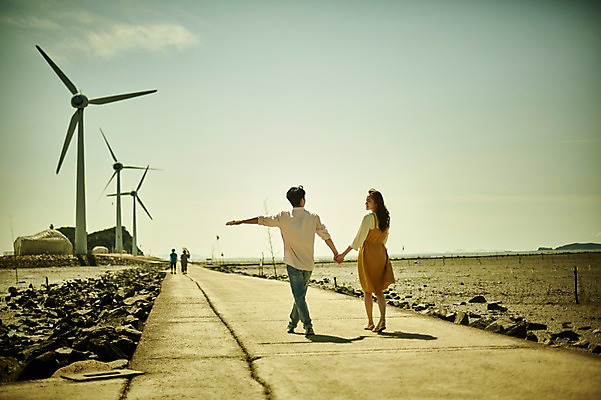 포토 JPG 주간 전신 구름 커플 여자 남자 행복 바다 하늘 사랑 사람 20대 야외 두명 옆모습 뒷모습 걷기 손잡기 다정 한국인 돌_바위 풍력에너지 갯벌 풍향계 성인만 영흥도 국내포토 자연요소 감정 뷰포인트 섬 컨셉 관계 모션 동양인 청년 기계 그린에너지 인천 파일형식