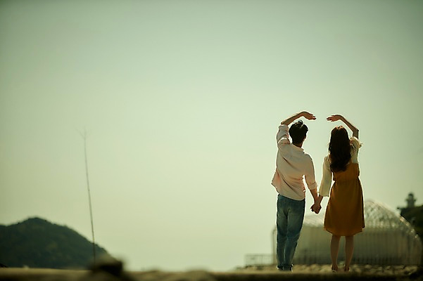 포토 JPG 주간 전신 구름 커플 응시 여자 남자 행복 바다 섬 하늘 사랑 서기 사람 20대 야외 두명 뒷모습 손잡기 다정 한국인 눈부심 손하트 성인만 영흥도 국내포토 자연요소 시선 감정 뷰포인트 컨셉 관계 모션 동양인 손짓 청년 인천 파일형식