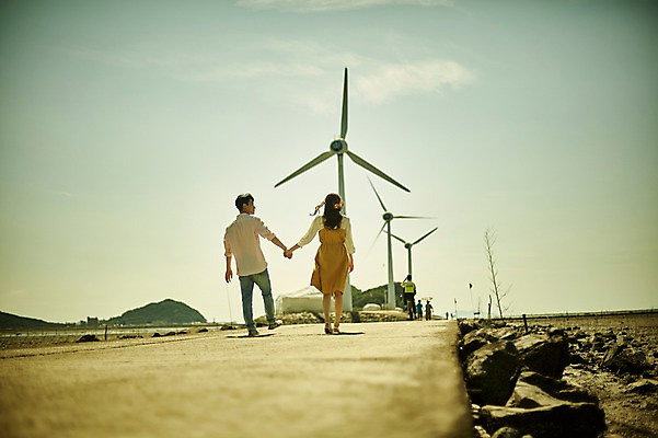 포토 JPG 주간 전신 구름 커플 여자 남자 행복 바다 하늘 사랑 사람 20대 야외 두명 뒷모습 걷기 손잡기 다정 한국인 돌_바위 풍력에너지 갯벌 풍향계 성인만 영흥도 국내포토 자연요소 감정 뷰포인트 섬 컨셉 관계 모션 동양인 청년 기계 그린에너지 인천 파일형식