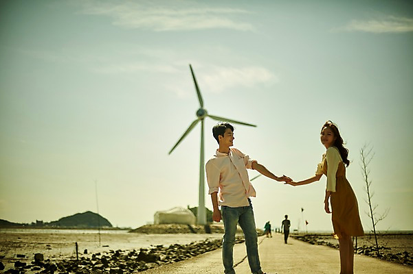 포토 JPG 주간 전신 구름 커플 여자 남자 행복 바다 하늘 사랑 미소 사람 20대 야외 두명 앞모습 옆모습 손잡기 한국인 풍력에너지 갯벌 풍향계 성인만 영흥도 국내포토 자연요소 감정 뷰포인트 섬 관계 모션 표정 동양인 청년 기계 그린에너지 인천 파일형식