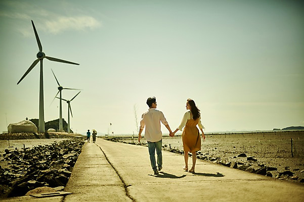 포토 JPG 주간 전신 구름 커플 여자 남자 행복 바다 하늘 사랑 미소 사람 20대 야외 두명 뒷모습 마주보기 걷기 손잡기 다정 한국인 풍력에너지 갯벌 풍향계 성인만 영흥도 국내포토 자연요소 감정 뷰포인트 섬 컨셉 관계 모션 표정 동양인 청년 기계 그린에너지 인천 파일형식