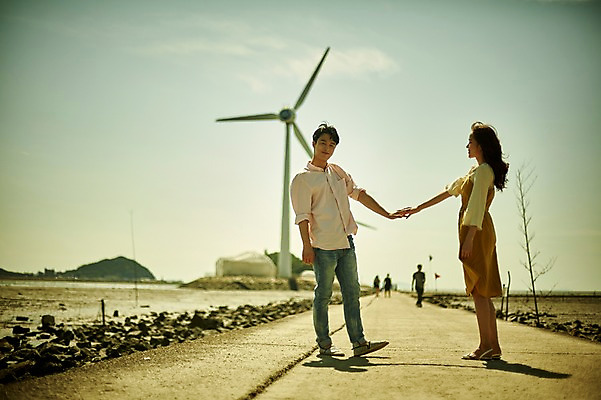 포토 JPG 주간 전신 구름 커플 여자 남자 행복 바다 하늘 사랑 서기 미소 사람 20대 해변 야외 두명 앞모습 옆모습 손잡기 전시 한국인 풍력에너지 갯벌 풍향계 성인만 영흥도 국내포토 자연요소 감정 뷰포인트 섬 관계 모션 표정 동양인 청년 기계 그린에너지 인천 파일형식