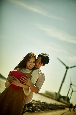 포토 JPG 주간 구름 커플 여자 남자 행복 바다 하늘 사랑 서기 미소 사람 상반신 20대 야외 두명 앞모습 한국인 풍력에너지 하트풍선 백허그 갯벌 풍향계 성인만 영흥도 국내포토 자연요소 감정 뷰포인트 섬 관계 모션 포옹 표정 동양인 청년 기계 하트 그린에너지 풍선 인천 파일형식