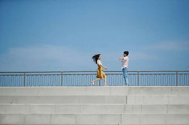포토 JPG 주간 전신 구름 커플 여자 남자 행복 바다 난간 하늘 팔벌리기 사랑 서기 미소 사람 20대 야외 두명 옆모습 달리기 마주보기 계단 맑음 한국인 성인만 영흥도 국내포토 자연요소 감정 뷰포인트 섬 관계 모션 날씨 표정 동양인 청년 인천 파일형식