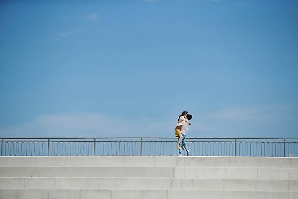 포토 JPG 주간 전신 구름 커플 여자 남자 행복 바다 난간 안기 하늘 사랑 서기 사람 20대 야외 두명 옆모습 계단 맑음 점프 한국인 성인만 영흥도 국내포토 자연요소 감정 뷰포인트 섬 관계 모션 날씨 동양인 청년 인천 파일형식