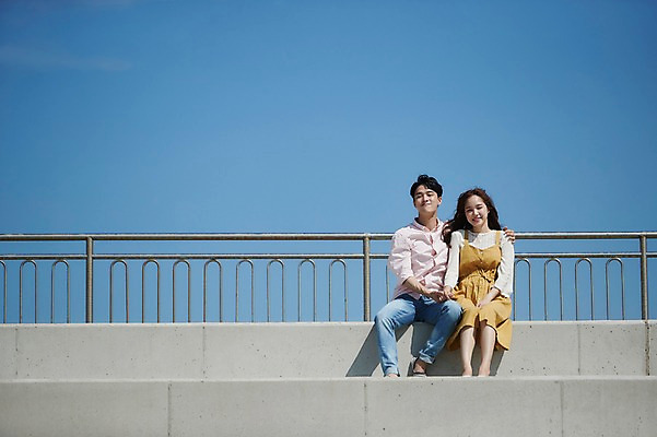 포토 JPG 주간 전신 구름 커플 여자 남자 행복 바다 하늘 사랑 미소 사람 앉기 20대 야외 두명 앞모습 계단 손잡기 맑음 한국인 성인만 어깨에손 영흥도 국내포토 자연요소 감정 뷰포인트 섬 관계 모션 날씨 표정 동양인 청년 인천 파일형식