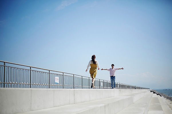 포토 JPG 주간 구름 커플 여자 남자 행복 바다 난간 하늘 팔벌리기 사랑 사람 20대 야외 두명 앞모습 뒷모습 달리기 마주보기 계단 맑음 전시 한국인 성인만 영흥도 국내포토 자연요소 감정 뷰포인트 섬 관계 모션 날씨 동양인 청년 인천 파일형식
