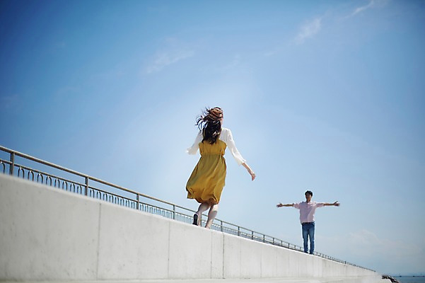 포토 JPG 주간 전신 구름 커플 여자 남자 행복 바다 하늘 팔벌리기 사랑 사람 20대 야외 두명 앞모습 뒷모습 달리기 마주보기 계단 맑음 한국인 성인만 영흥도 국내포토 자연요소 감정 뷰포인트 섬 관계 모션 날씨 동양인 청년 인천 파일형식