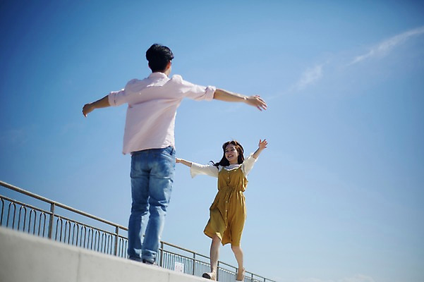 포토 JPG 주간 구름 커플 여자 남자 행복 하늘 팔벌리기 사랑 미소 사람 상반신 20대 야외 두명 앞모습 뒷모습 달리기 계단 맑음 한국인 성인만 영흥도 국내포토 자연요소 감정 뷰포인트 섬 관계 모션 날씨 표정 동양인 청년 인천 파일형식