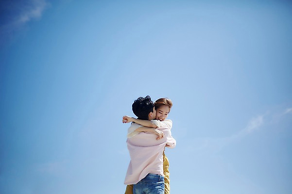 포토 JPG 주간 구름 커플 여자 남자 행복 안기 하늘 사랑 서기 미소 사람 상반신 20대 야외 두명 앞모습 뒷모습 맑음 한국인 성인만 영흥도 국내포토 자연요소 감정 뷰포인트 섬 관계 모션 날씨 표정 동양인 청년 인천 파일형식