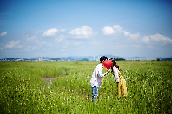 포토 JPG 주간 구름 커플 여자 남자 행복 하늘 서기 들기 사람 상반신 20대 야외 두명 옆모습 마주보기 맑음 다정 한국인 하트 하트풍선 화성시 성인만 우음도 갈대습지 국내포토 자연요소 모양 감정 뷰포인트 섬 컨셉 관계 모션 날씨 동양인 청년 습지 풍선 경기도 화성_경기도 파일형식