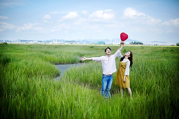 포토 JPG 주간 전신 구름 커플 여자 남자 행복 하늘 팔벌리기 서기 미소 들기 사람 20대 야외 두명 앞모습 맑음 다정 한국인 하트 하트풍선 화성시 성인만 우음도 갈대습지 국내포토 자연요소 모양 감정 뷰포인트 섬 컨셉 관계 모션 날씨 표정 동양인 청년 습지 풍선 경기도 화성_경기도 파일형식