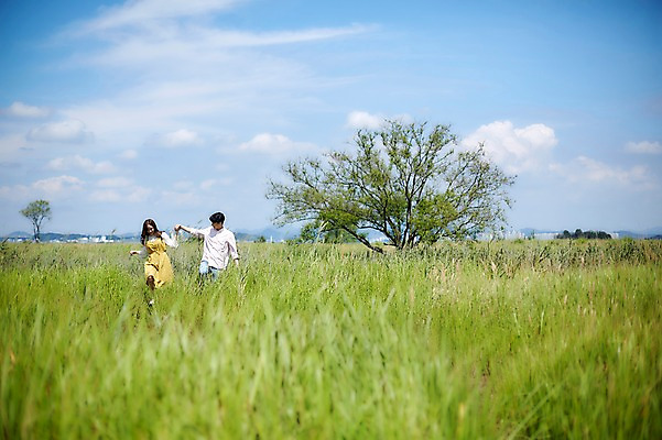 포토 JPG 주간 전신 나무 구름 커플 여자 남자 행복 하늘 사람 20대 야외 두명 앞모습 걷기 손잡기 맑음 다정 한국인 화성시 성인만 우음도 갈대습지 국내포토 자연요소 식물 감정 뷰포인트 섬 컨셉 관계 모션 날씨 동양인 청년 습지 경기도 화성_경기도 파일형식