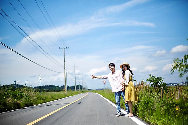 포토 JPG 주간 전신 구름 커플 여자 남자 도로 하늘 서기 사람 초원 20대 야외 두명 앞모습 옆모습 맑음 한국인 전봇대 히치하이킹 화성시 성인만 우음도 갈대습지 국내포토 자연요소 공공시설 길 뷰포인트 섬 여행 관계 교통시설 모션 날씨 동양인 청년 습지 경기도 화성_경기도 파일형식
