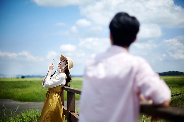 포토 JPG 주간 구름 커플 응시 여자 남자 행복 하늘 서기 사람 상반신 20대 야외 두명 옆모습 뒷모습 맑음 기댐 한국인 힐링 가교 화성시 성인만 우음도 갈대습지 국내포토 자연요소 건축물 시선 감정 뷰포인트 섬 관계 모션 날씨 동양인 청년 습지 경기도 화성_경기도 파일형식