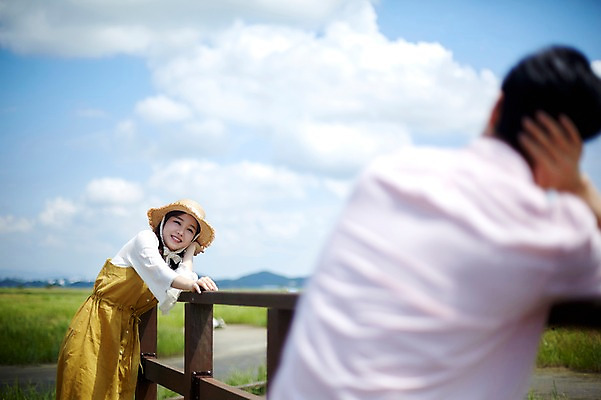 포토 JPG 주간 구름 커플 여자 남자 행복 하늘 사랑 서기 미소 사람 상반신 20대 야외 두명 앞모습 뒷모습 마주보기 맑음 기댐 한국인 가교 화성시 성인만 우음도 갈대습지 국내포토 자연요소 건축물 감정 뷰포인트 섬 관계 모션 날씨 표정 동양인 청년 습지 경기도 화성_경기도 파일형식