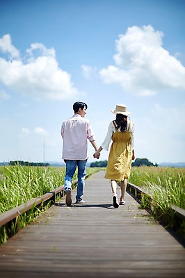 포토 JPG 주간 전신 구름 커플 여자 남자 하늘 사람 20대 야외 두명 옆모습 뒷모습 걷기 손잡기 맑음 한국인 가교 화성시 성인만 우음도 갈대습지 국내포토 자연요소 건축물 뷰포인트 섬 관계 모션 날씨 동양인 청년 습지 경기도 화성_경기도 파일형식